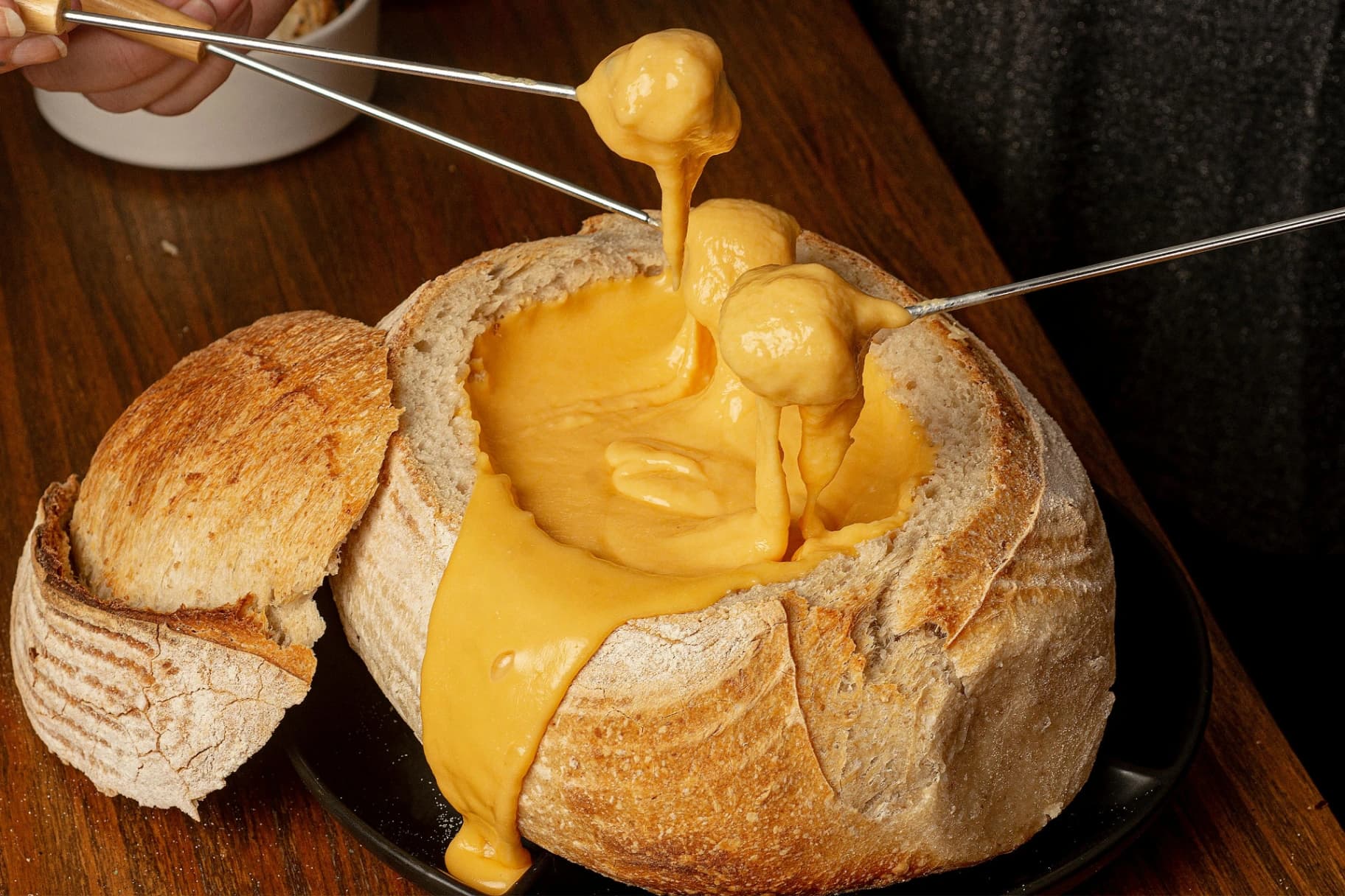 Fondue savoyarde dans un pain de campagne