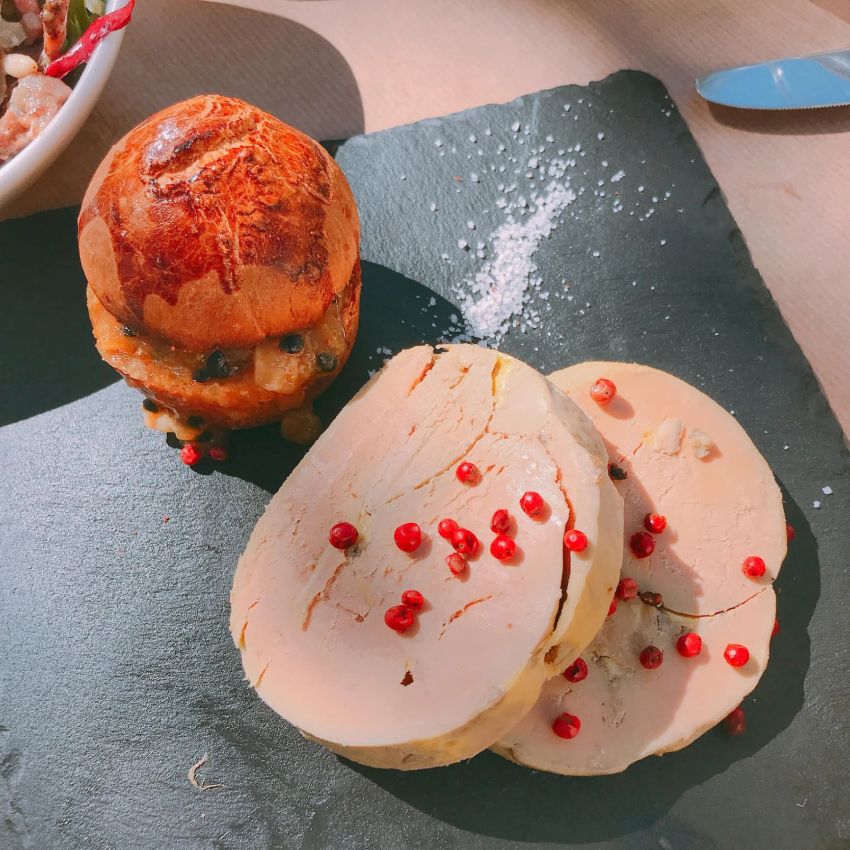 Tranches de foie gras sur une ardoise