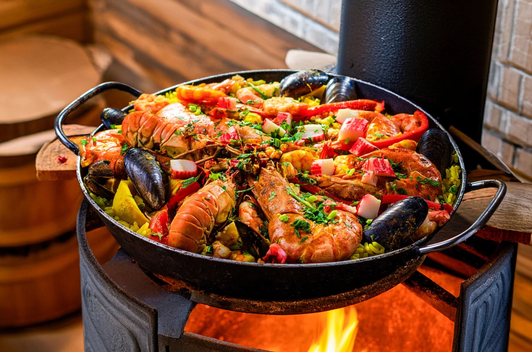 Un plat de paella aux fruits de mer sur le feu