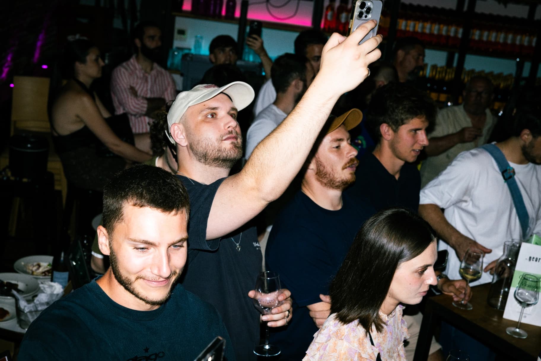 Des gens regardent tous dans la même direction lors de notre soirée de lancement de Barélo